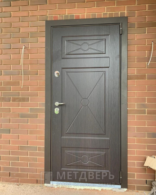 Дверь с тёмными панелями МДФ для частного дома №78